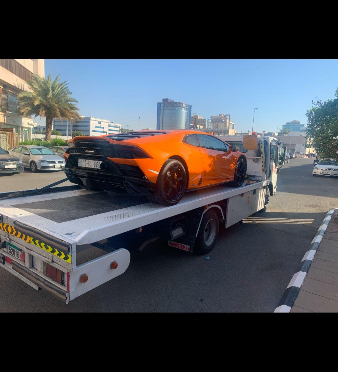 لامبورغيني برتقالية على شاحنة نقل مسطحة